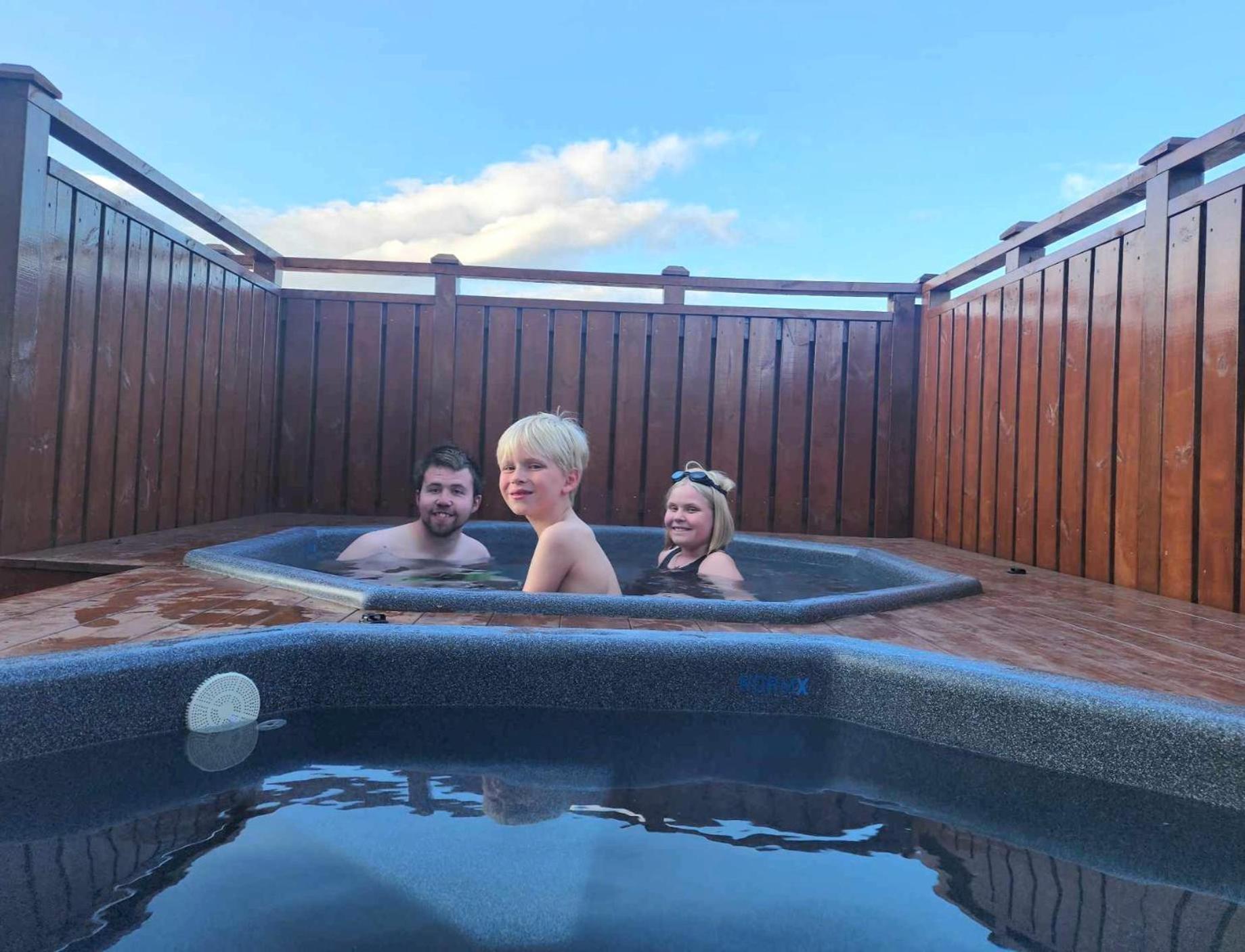 Ak Rentals, With Hot Tubs Akureyri Kültér fotó
